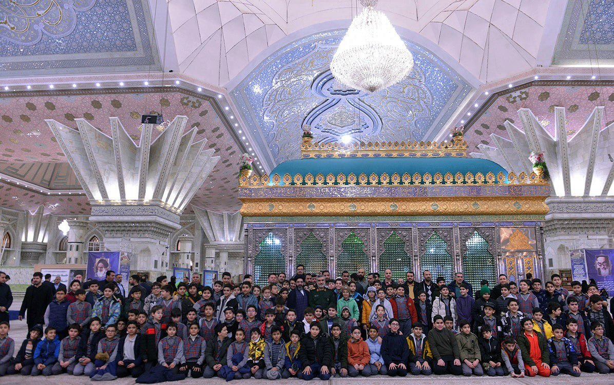 عکس جالب از سردار حاجی زاده با دانش آموزان دبستانی