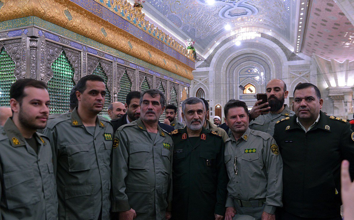 عکس جالب از سردار حاجی زاده با دانش آموزان دبستانی