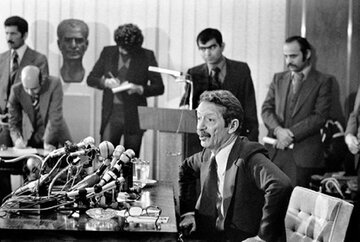 بختیار، 19 بهمن 57: حاضرم دور قم را دیواری بکشم و آن را به صورت واتیکان تازهای درآورم