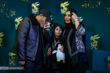 تصاویر | حضور خانوادگی مهران غفوریان و بغل کردن مهران احمدی در فوتوکال آبی روشن