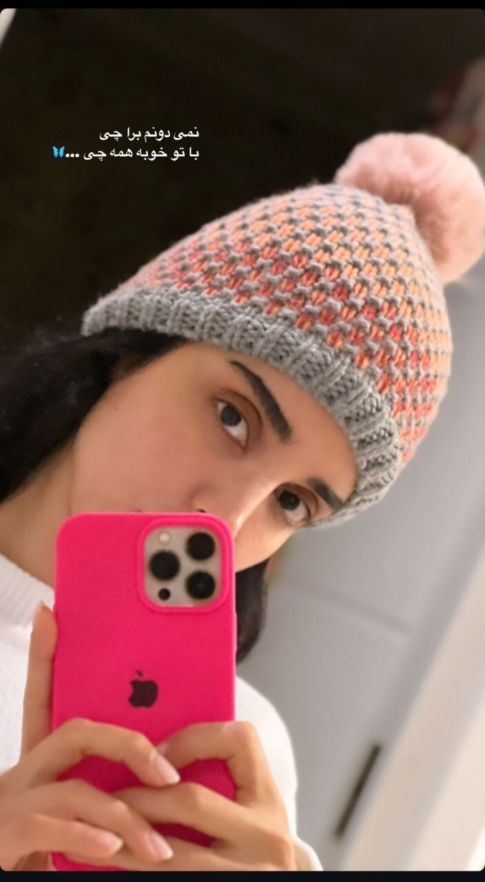 عکس | سلفی آینهای الهه حصاری با کلاه زمستانی و متنی عاشقانه