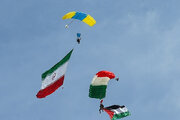 ببینید | پرواز چتربازان با پرچم ایران بر فراز میدان آزادی تهران