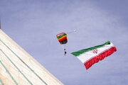 ببینید | فرود چتربازان در میدان آزادی در مراسم ۲۲ بهمن