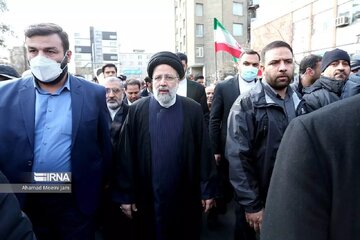 ابراهیم رئیسی و اعضای دولتش به مراسم راهپیمایی ۲۲ بهمن آمدند +عکس