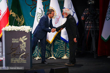 فریم به فریم همراه بازیگران سینما در اختتامیه چهل‌ و دومین جشنواره فیلم