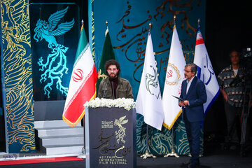 فریم به فریم همراه بازیگران سینما در اختتامیه چهل‌ و دومین جشنواره فیلم