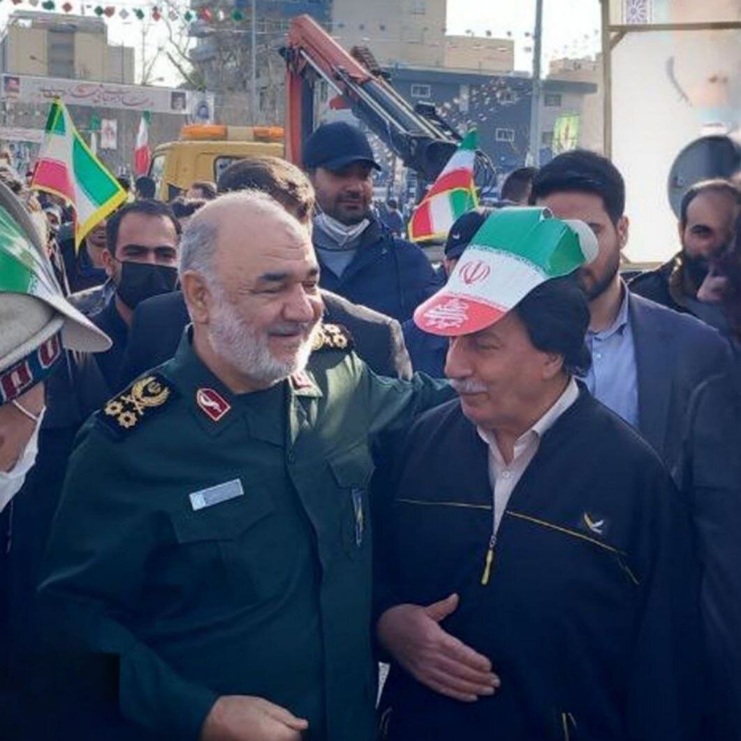 خوش و بش سرلشکر سلامی با مردم در راهپیمایی ۲۲ بهمن/ خسروپناه هم آمد +عکس