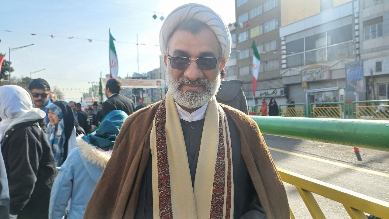خوش و بش سرلشکر سلامی با مردم در راهپیمایی ۲۲ بهمن/ خسروپناه هم آمد +عکس