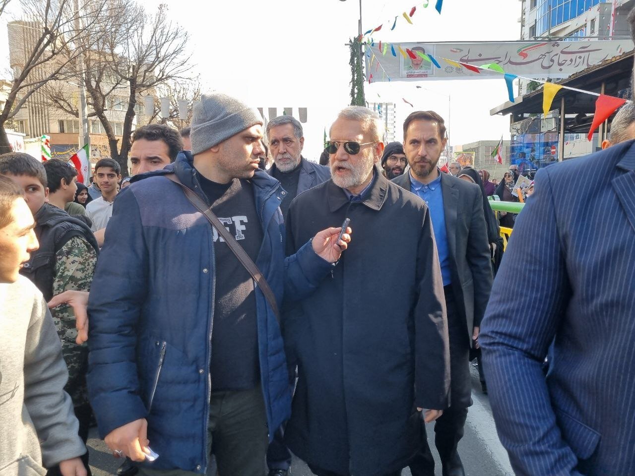 حضور «علی لاریجانی» در جمع مردم در مراسم راهپیمایی ۲۲ بهمن +عکس