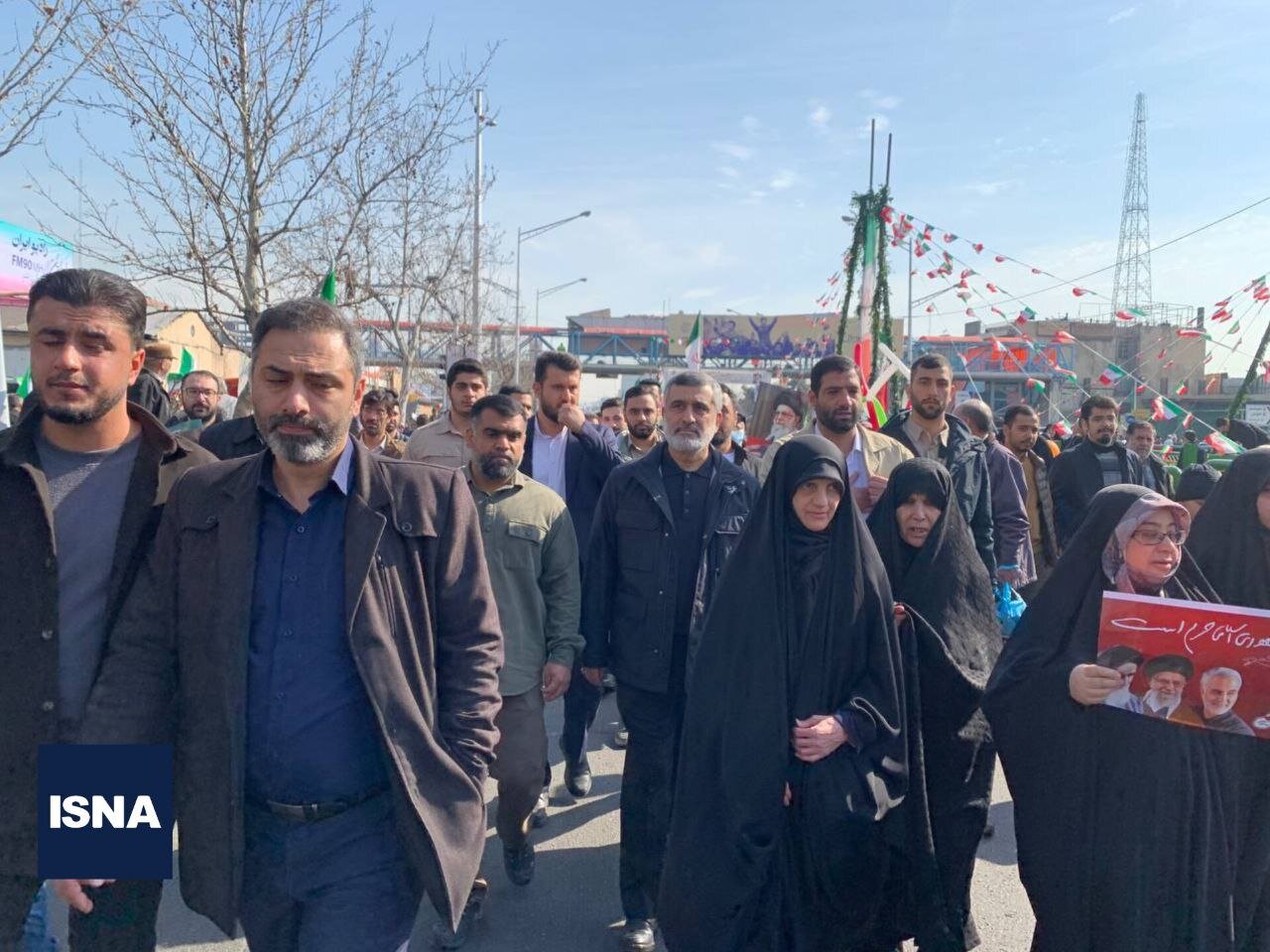 حضور فرماندهان نظامی در راهپیمایی ۲۲ بهمن/ محسن رضایی پرچم بهدست آمد+عکس