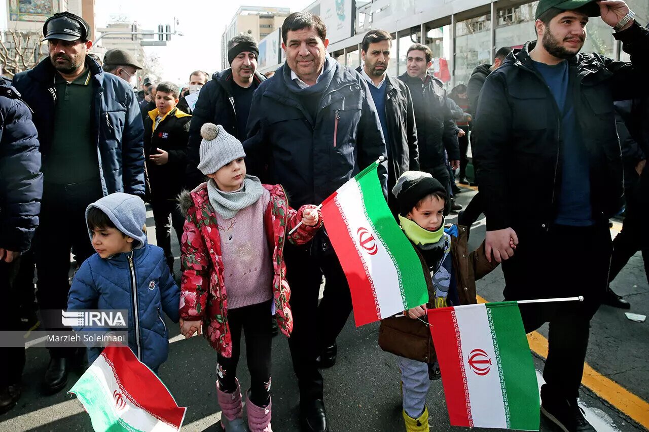 ابراهیم رئیسی و اعضای دولتش به مراسم راهپیمایی ۲۲ بهمن آمدند +عکس