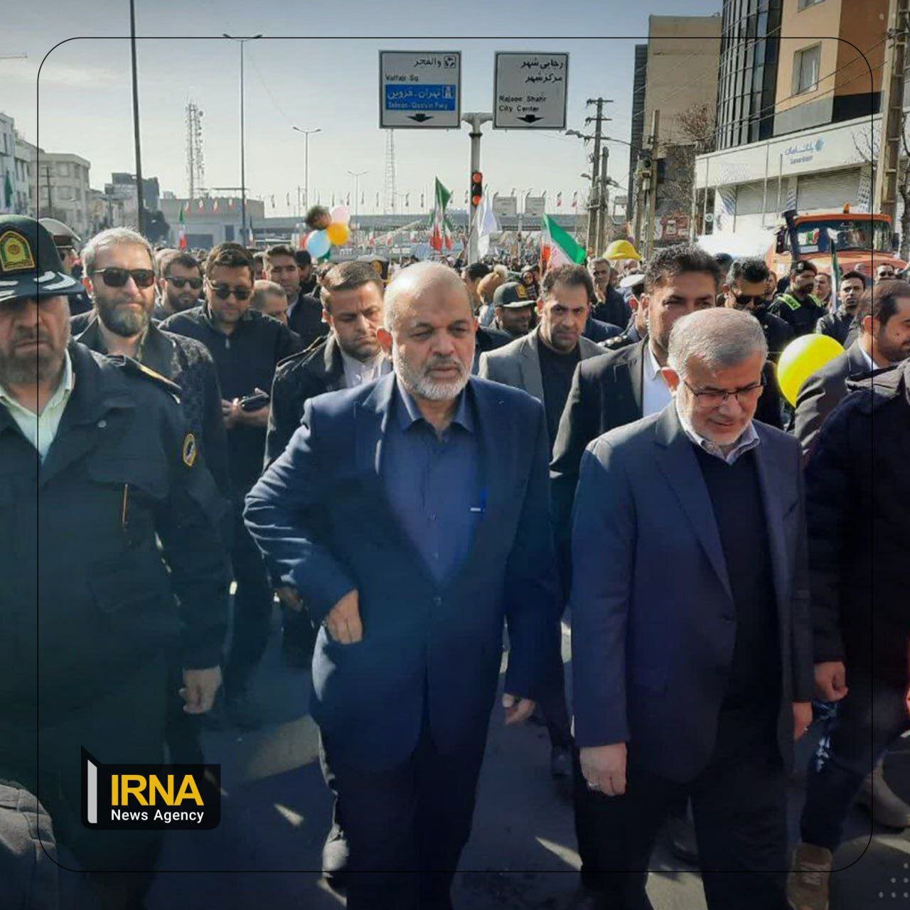 رئیسی و اعضای دولتش به کف خیابان آمدند
