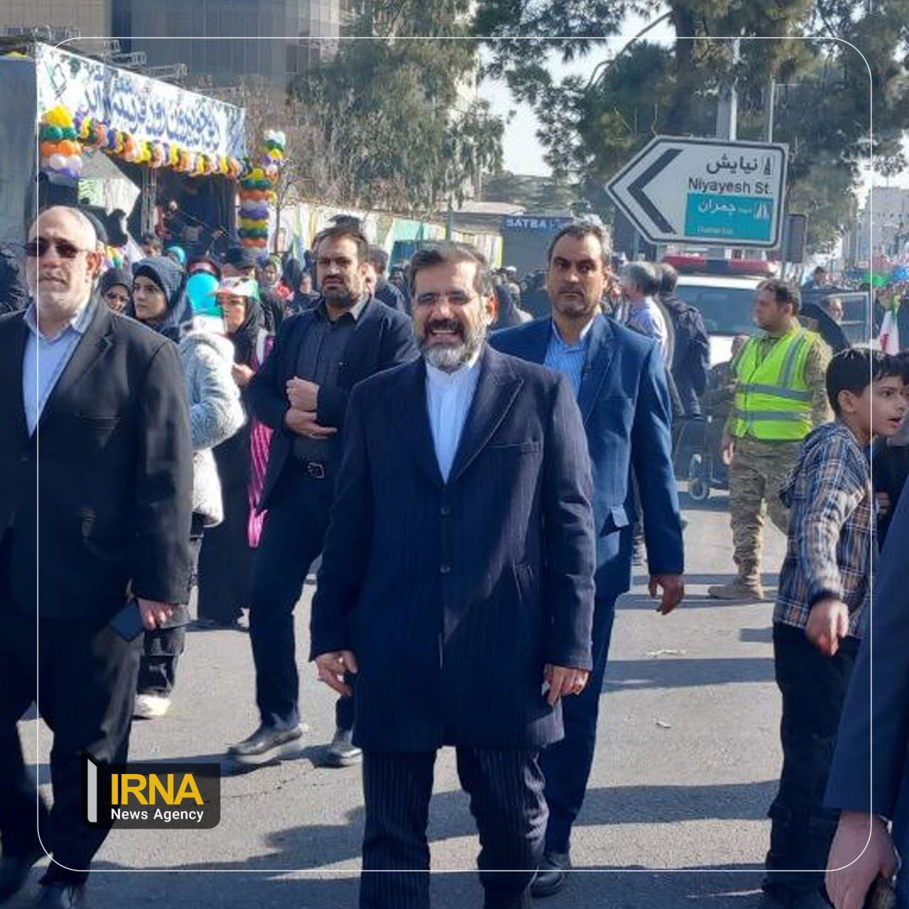 رئیسی و اعضای دولتش به کف خیابان آمدند
