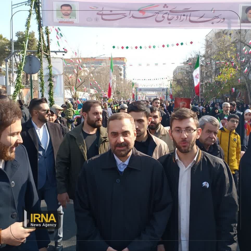 ابراهیم رئیسی و اعضای دولتش به مراسم راهپیمایی ۲۲ بهمن آمدند +عکس