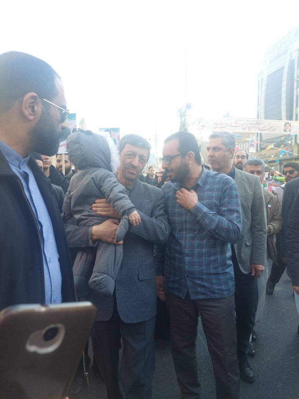 حدادعادل در راهپیمایی ۲۲ بهمن/ «فتاح» بچه به بغل آمد/ این نماینده زن مجلس هم بود +عکس