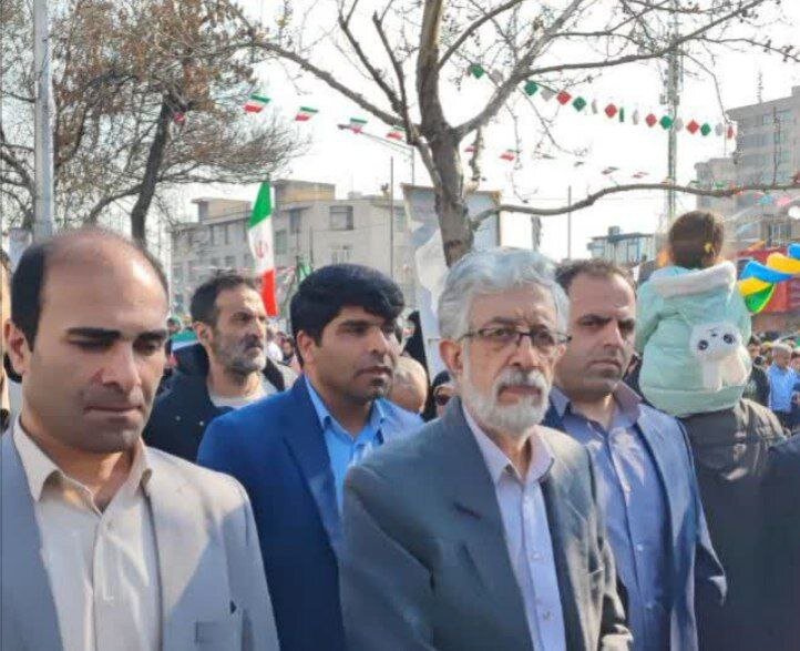 حدادعادل در راهپیمایی ۲۲ بهمن/ «فتاح» بچه به بغل آمد/ این نماینده زن مجلس هم بود +عکس