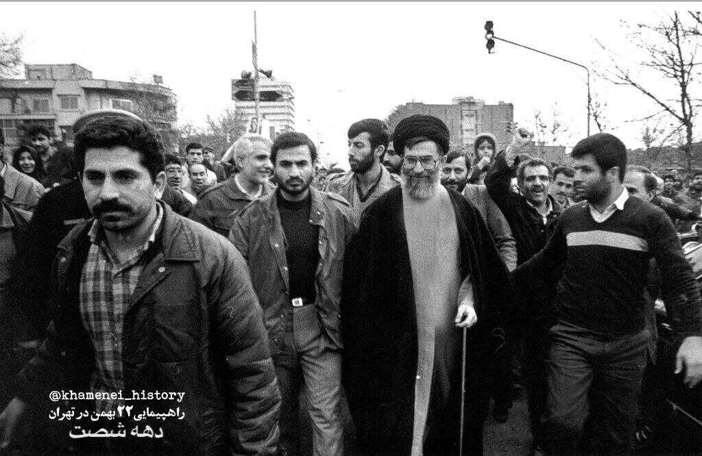 عکسی از جوانی رهبر انقلاب در راهپیمایی ۲۲ بهمن
