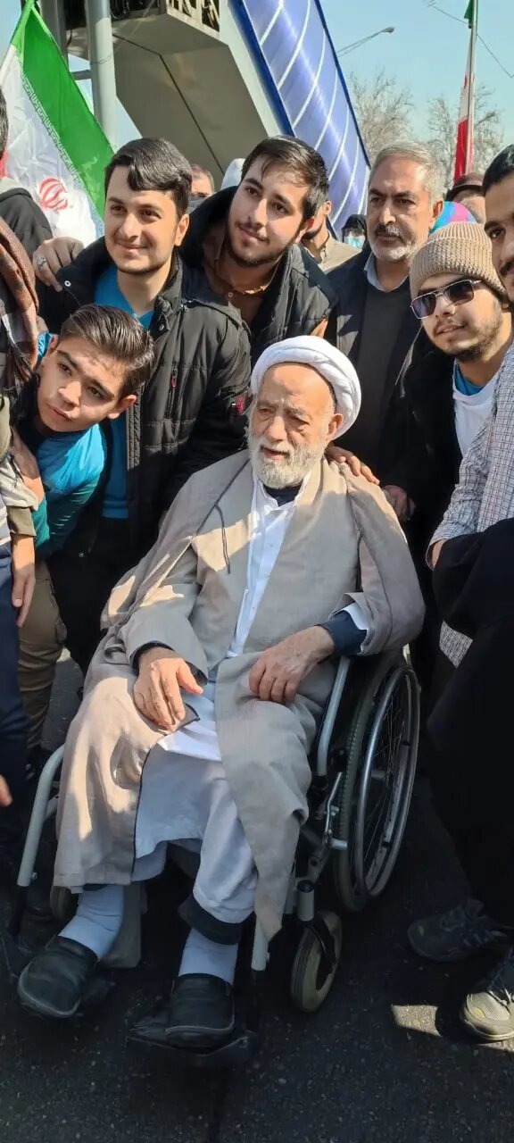 عکسی متفاوت از محسن قرائتی در راهپیمایی ۲۲ بهمن