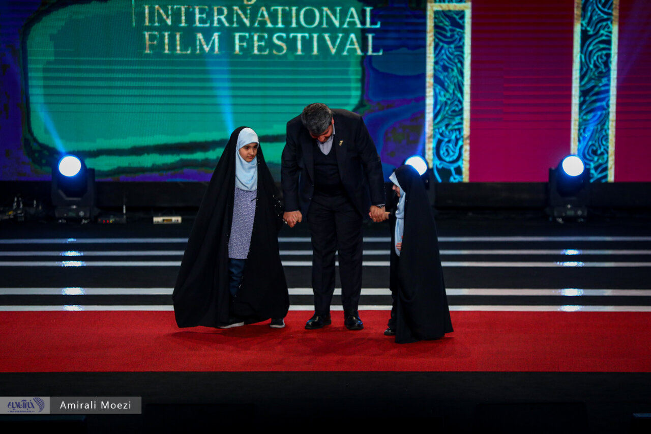 تصاویر | از خوانندگی معتمدی تا بوسه بر حجاب دختر؛ فریم به فریم همراه با اختتامیه چهل‌ و دومین جشنواره فجر