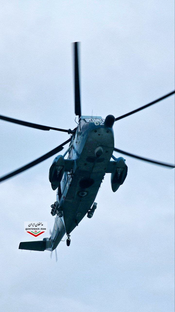 پرواز بالگرد ارتش بر فراز تهران/ عکس