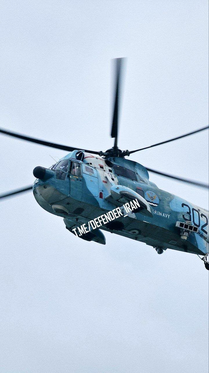 پرواز بالگرد ارتش بر فراز تهران/ عکس