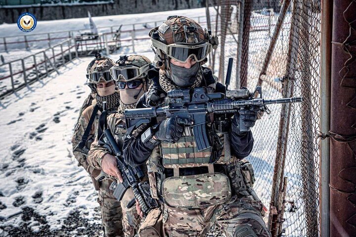 تمرینات زمستانی نیروهای ویژه‌ پلیس طالبان با تجهیزات و تسلیحات بروز غربی