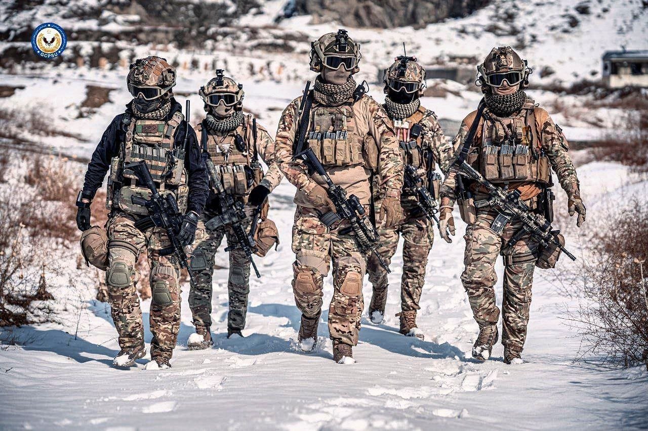 تصاویر | تمرینات زمستانی نیروهای ویژه‌ پلیس طالبان با تجهیزات و تسلیحات بروز غربی
