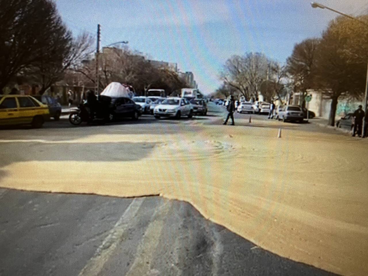 بیرون زدن کف از وسط خیابان در تبریز/ عکس