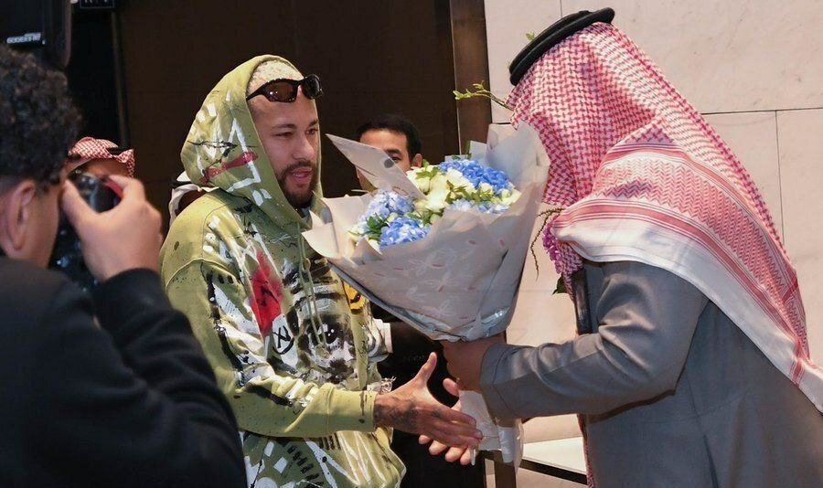 عکس‌| ظاهر عجیب نیمار در بازگشت به عربستان