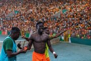 ببینید | جشن خیابانی مردم ساحل عاج به همراه بازیکنان تیم ملی کشورشان