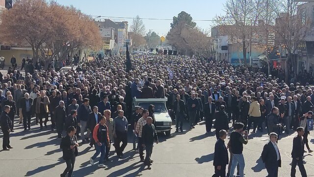 انبوه جمعیت در تشییع جنازه کاندیدای ردصلاحیت شده /مُهر تایید بر صلاحیت محمدرضا خباز از سوی مردم کاشمر