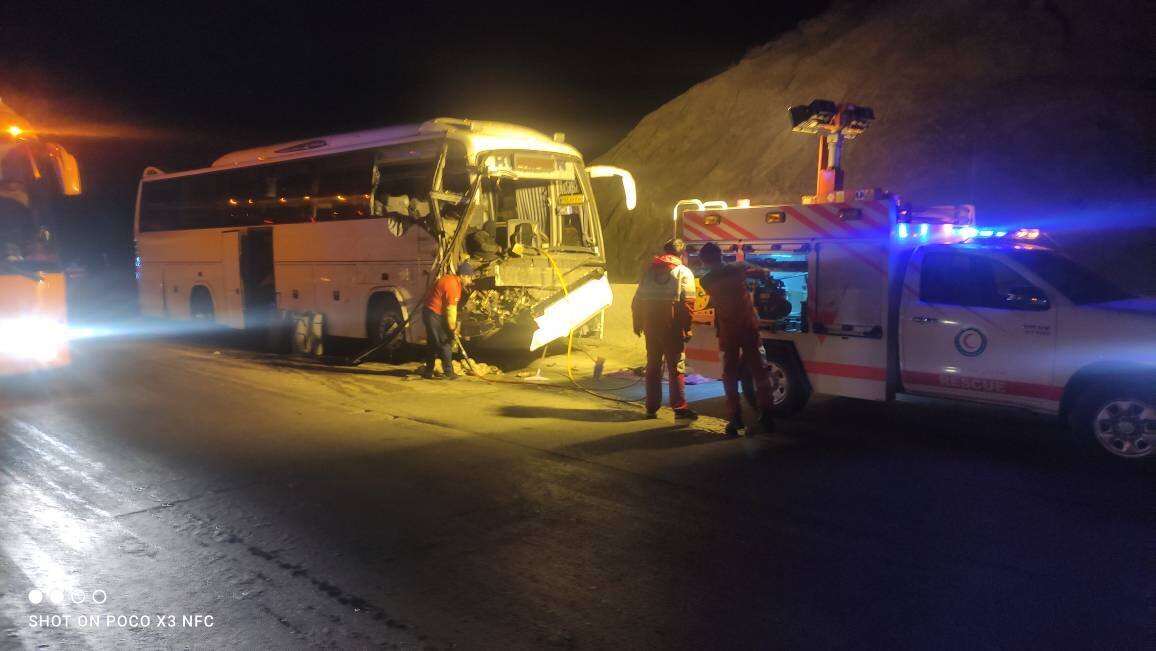 برخورد اتوبوس و کامیون حادثه ساز شد/ جزئیات بیشتر