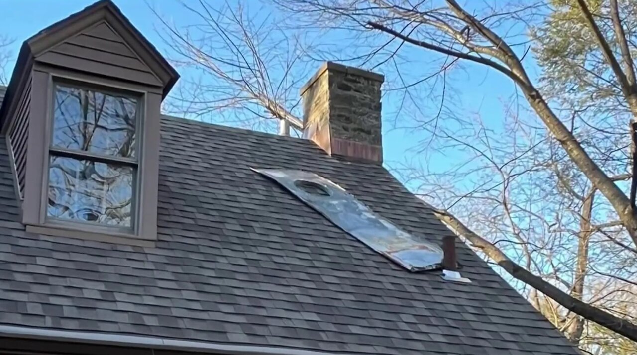 سقوط یک تکه از هواپیما روی سقف خانه‌ای در فیلادلفیا + عکس