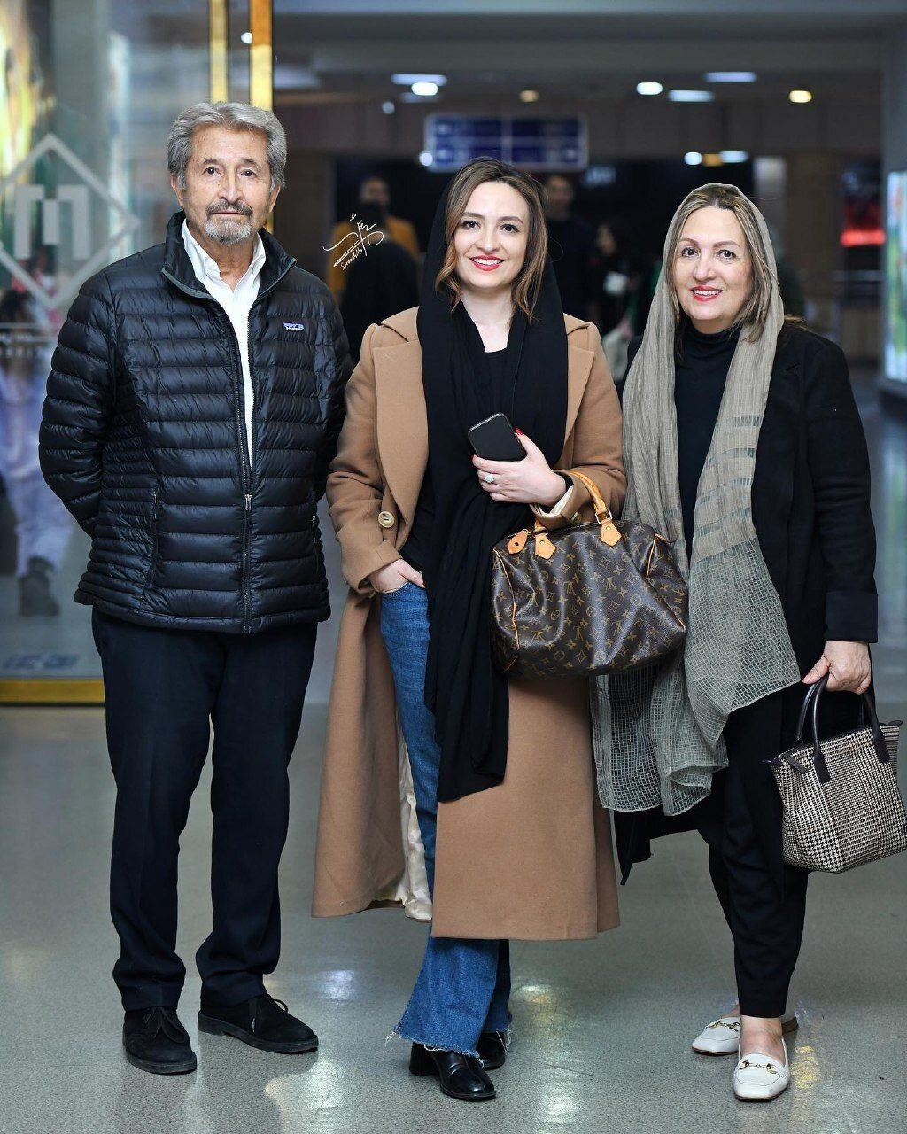 عکس | گلاره عباسی به همراه پدر و مادرش در مراسم اکران فیلم آخرش