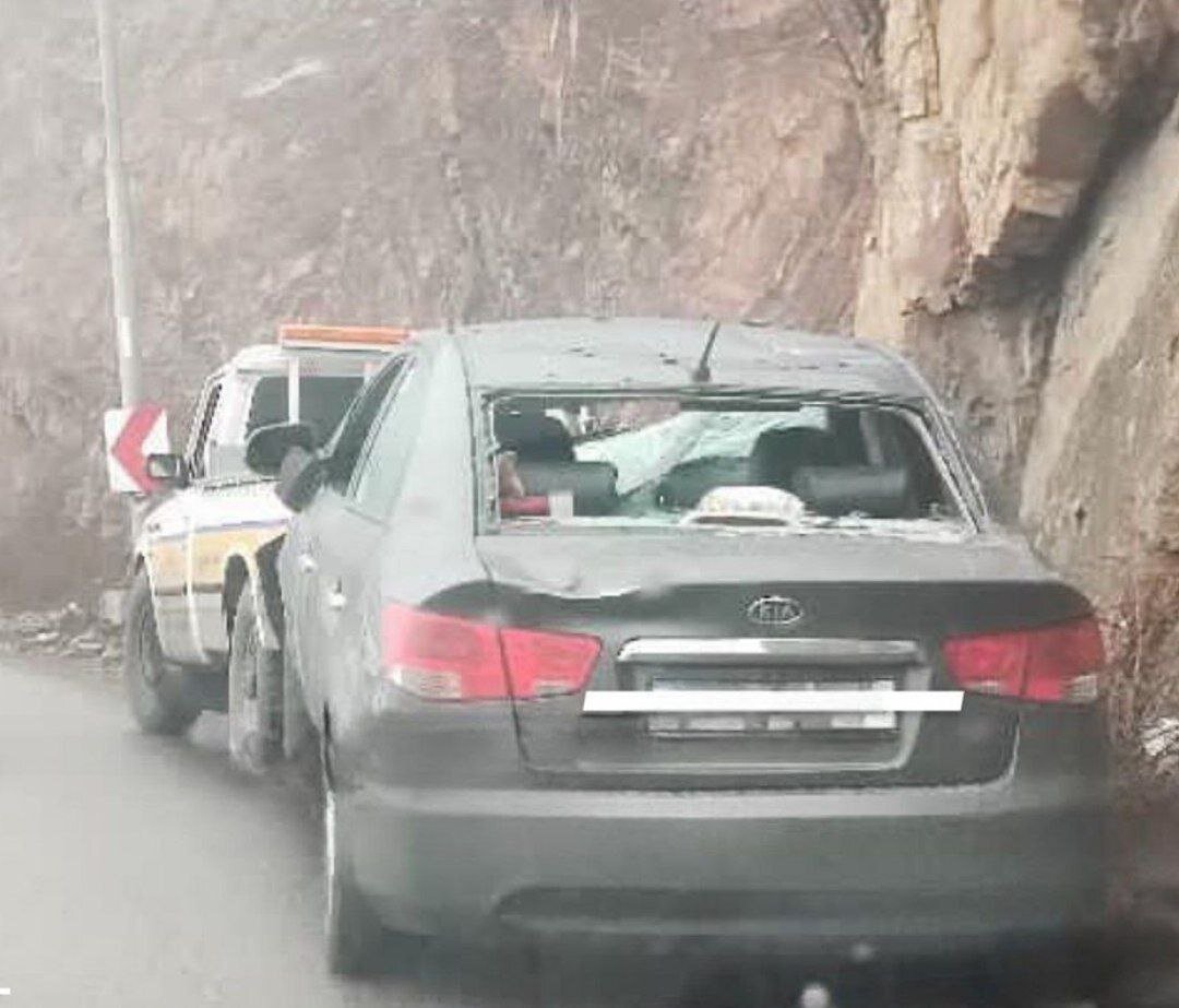 عکس | اولین تصاویر از سقوط سنگ روی یک خودروی سراتو در جاده چالوس