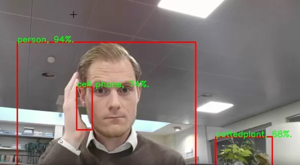 جنجال جریمه رانندگی بهدلیل خاراندن سر/ عکس