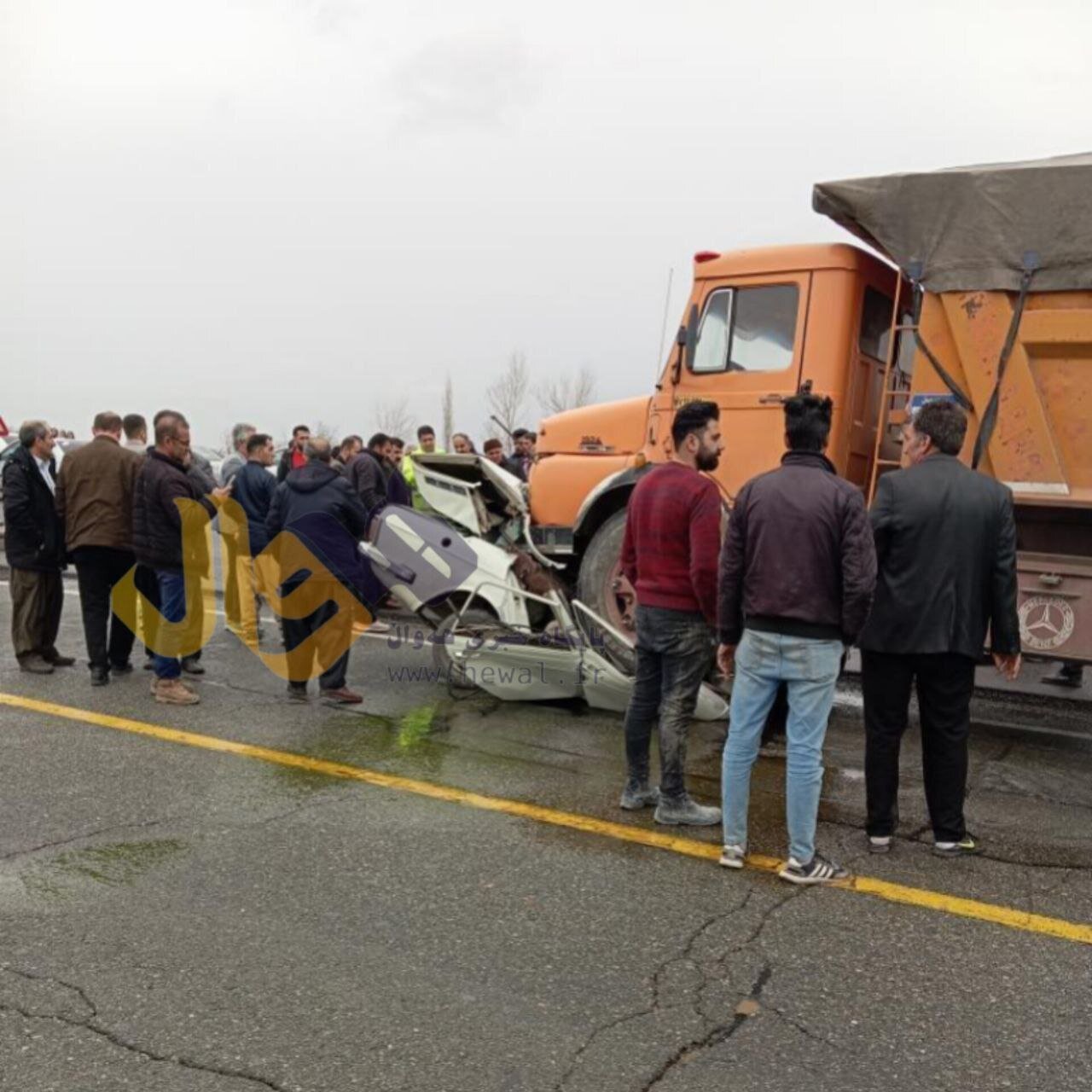 پیکان زیر کامیون له شد/ عکس 1 پیکان زیر کامیون له شد/ عکس