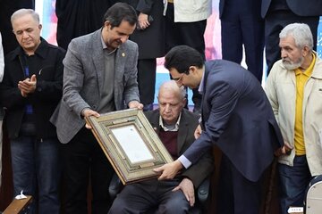 آیین تکریم استاد محمود حکیمی، پیشکسوت ادبیات و خادم فرهنگ عاشورا برگزار شد/ استاد حکیمی معمار اندیشههای دو دهه تاریخی نوجوانان است