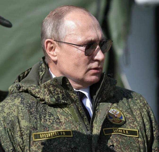 عکسی از پوتین با لباس نظامی و عینک آفتابی پس از موفقیت روسیه
