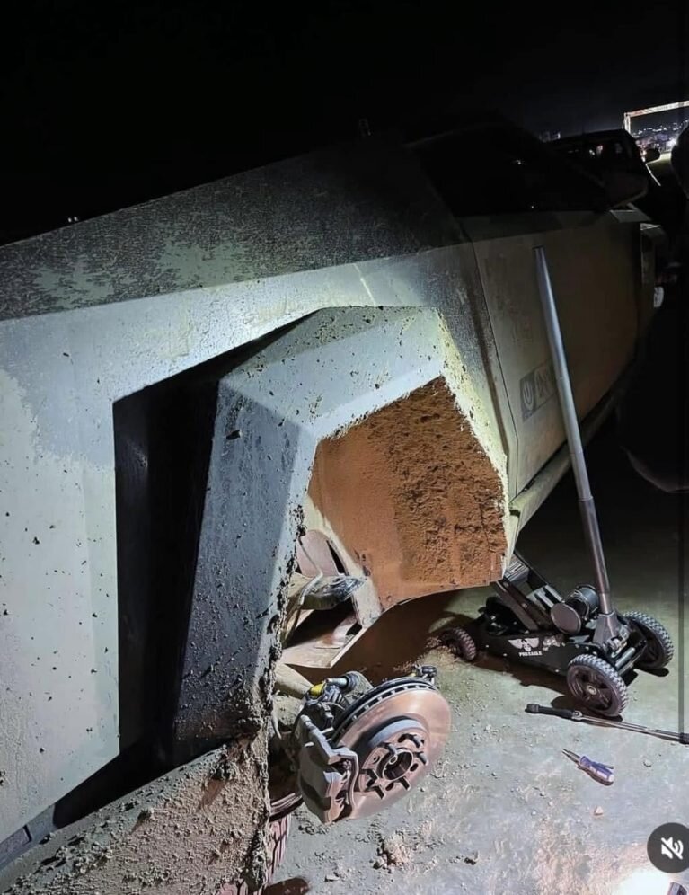 سایبرتراک در آفرود واقعی / اسباببازی یا ابرقهرمان؟ 2 سایبرتراک در آفرود واقعی / اسباببازی یا ابرقهرمان؟