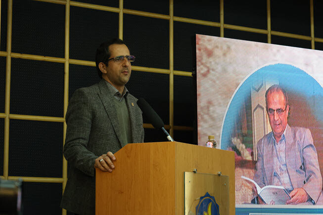 آیین تکریم استاد محمود حکیمی، پیشکسوت ادبیات و خادم فرهنگ عاشورا برگزار شد/ استاد حکیمی معمار اندیشههای دو دهه تاریخی نوجوانان است