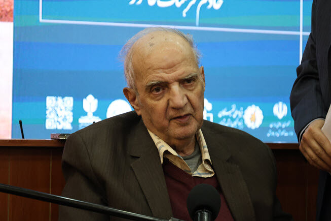 آیین تکریم استاد محمود حکیمی، پیشکسوت ادبیات و خادم فرهنگ عاشورا برگزار شد/ استاد حکیمی معمار اندیشههای دو دهه تاریخی نوجوانان است