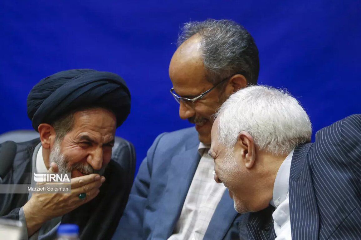 تصاویری از خنده‌های ظریف با امام جمعه تهران و سخنان در گوشی سیاسیون