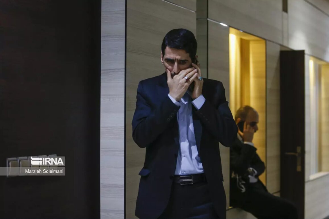 تصاویری از خندههای ظریف با امام جمعه تهران و سخنان در گوشی سیاسیون