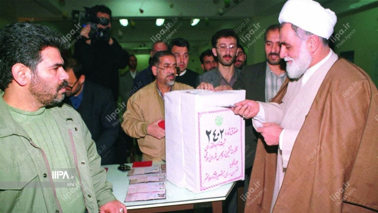 عکس‌هایی از روز انتخابات مجلس ششم/ رهبر انقلاب، آیت الله هاشمی و ناطق نوری پای صندوق رای