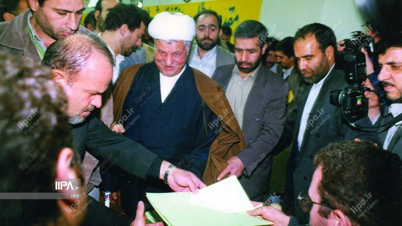 عکسهایی از روز انتخابات مجلس ششم/ رهبر انقلاب، آیت الله هاشمی و ناطق نوری پای صندوق رای