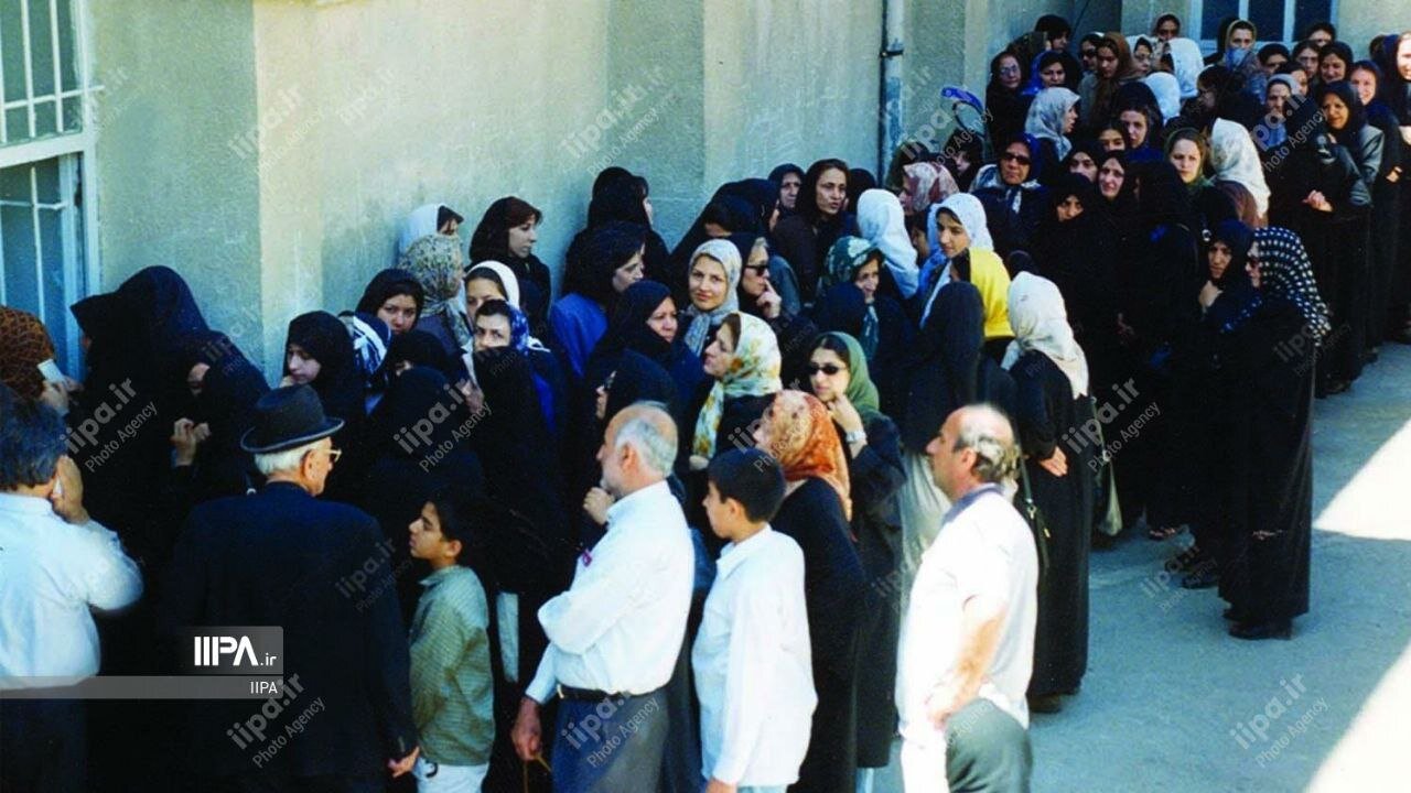 عکسهایی از روز انتخابات مجلس ششم/ رهبر انقلاب، آیت الله هاشمی و ناطق نوری پای صندوق رای