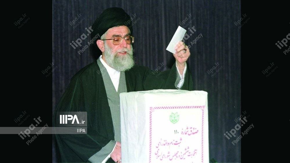 عکسهایی از روز انتخابات مجلس ششم/ رهبر انقلاب، آیت الله هاشمی و ناطق نوری پای صندوق رای