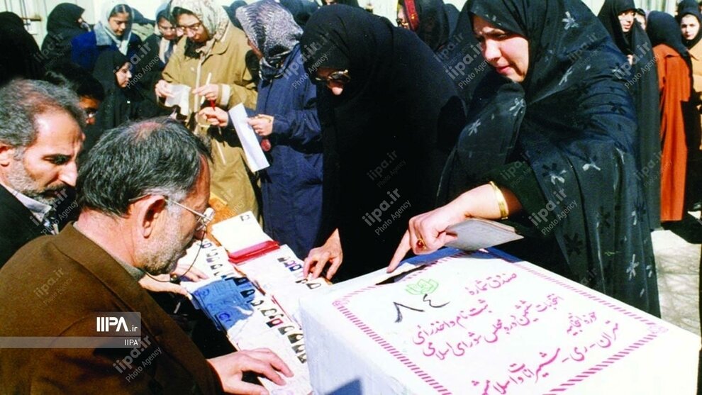 عکس‌هایی از روز انتخابات مجلس ششم/ رهبر انقلاب، آیت الله هاشمی و ناطق نوری پای صندوق رای