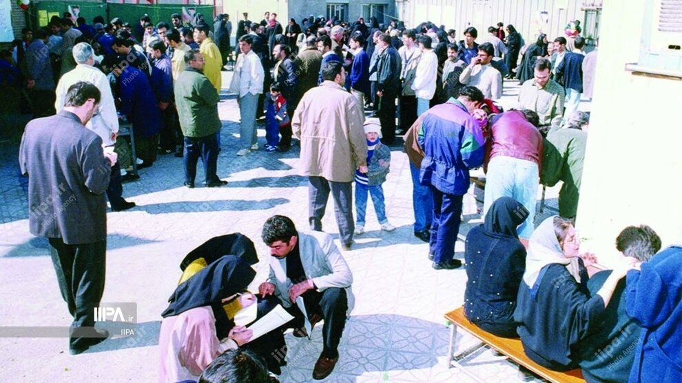 عکسهایی از روز انتخابات مجلس ششم/ رهبر انقلاب، آیت الله هاشمی و ناطق نوری پای صندوق رای